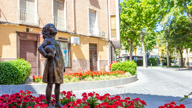 Escultura de la Niña de la Pelota
