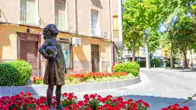 Escultura de la Niña de la Pelota